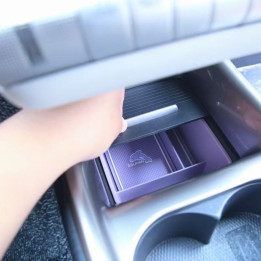 Dolny organizer pod konsolę środkową – BYD Dolphin