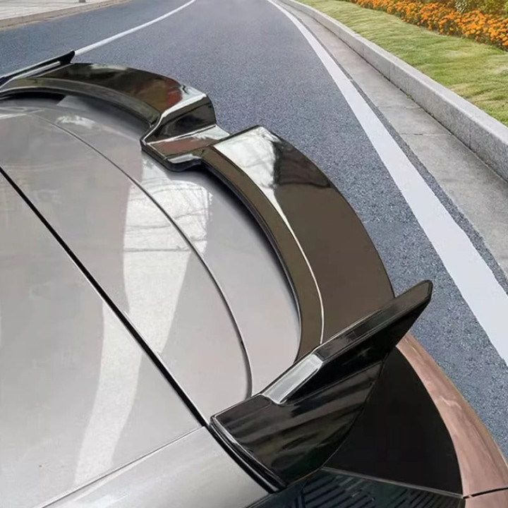 Tylny spoiler błyszczący czarny do BYD Dolphin – zdjęcie 4