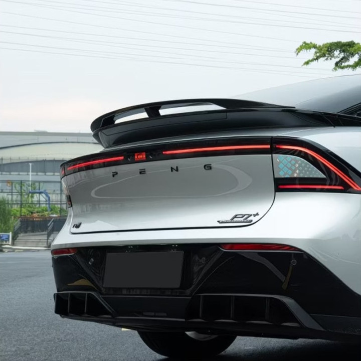Tylny spoiler w wersji Carbon Fiber lub Glossy Black do Xpeng P7 – zdjęcie 4